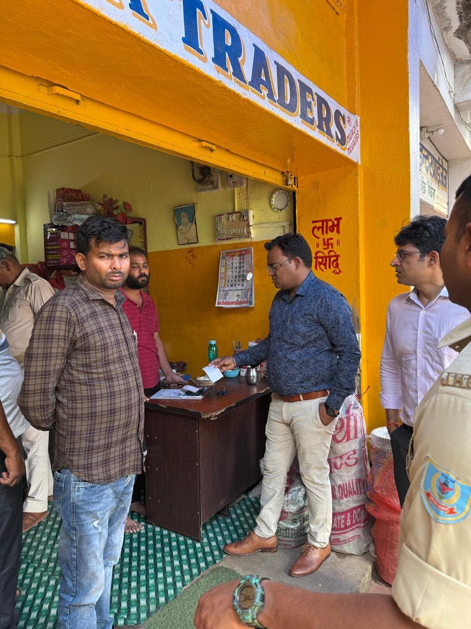 Deoghar news : निगम की टीम ने पॉलिथिन पर रोक लगाने के लिए की छापेमारी, 14 दुकानों से 22,600 वसूला जुर्माना