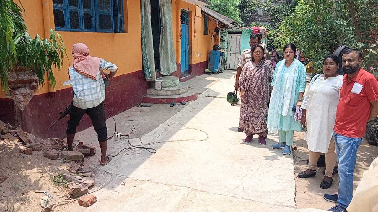 महादलित टोला में अतिक्रमित भूमि को सीओ ने कराया मुक्त