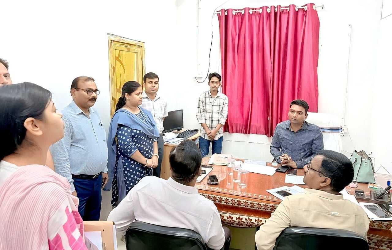 जिलाधिकारी ने किया सदर प्रखंड सह अंचल कार्यालय का निरक्षण, कहा अंचल स्तर पर निष्पादित करें मामले