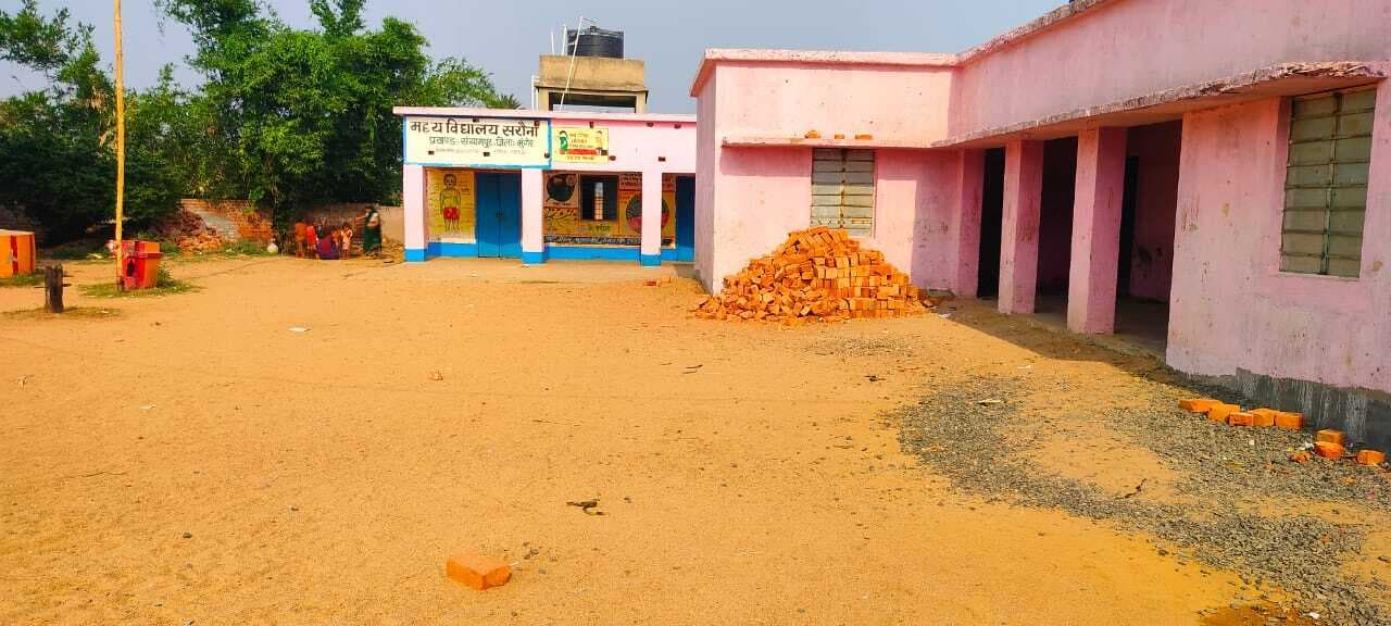 विद्यालय कार्य में अनियमितता बरते जाने पर ग्रामीणों में आक्रोश, कार्रवाई की मांग