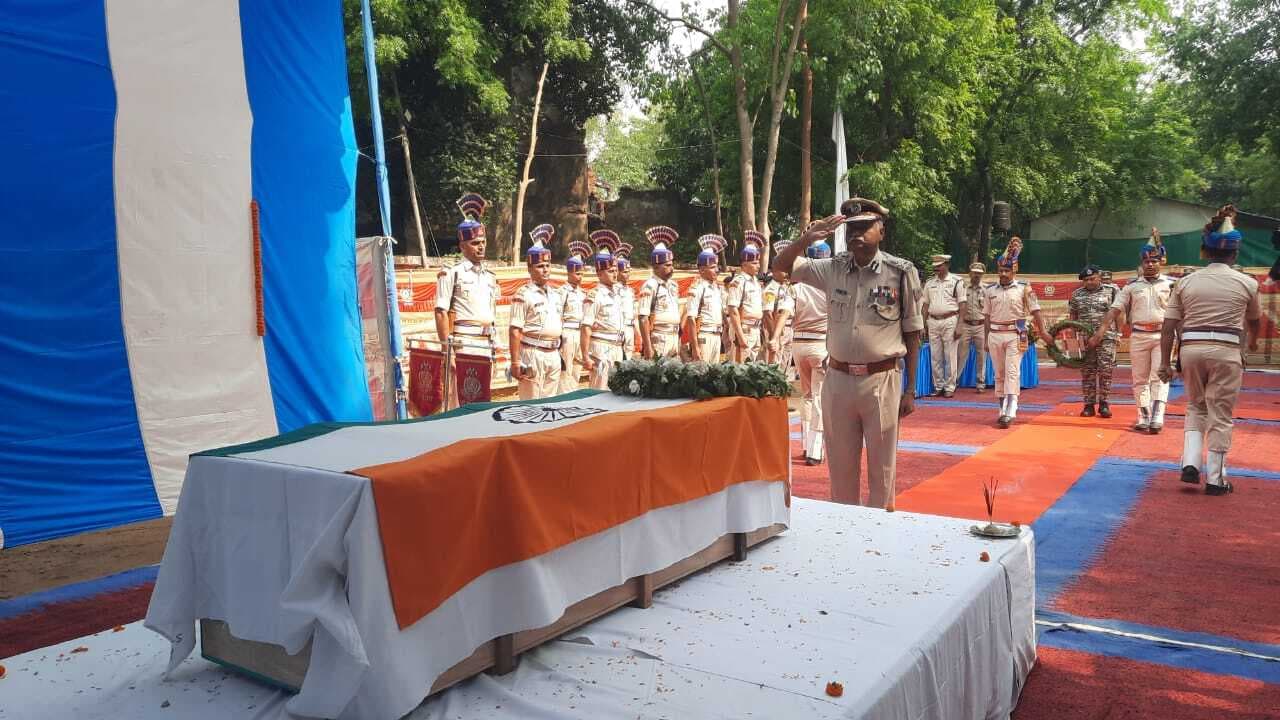 Jamshedpur news. वज्रपात से मृत सीआरपीएफ के द्वितीय कमान अधिकारी को दी गयी श्रद्धांजलि