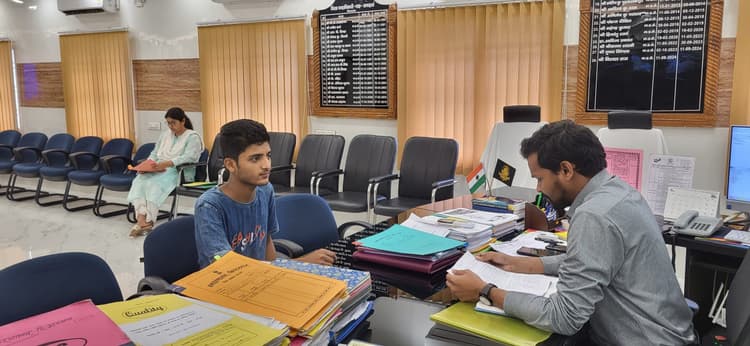 डीएम ने सुनी आमजनों की समस्याएं