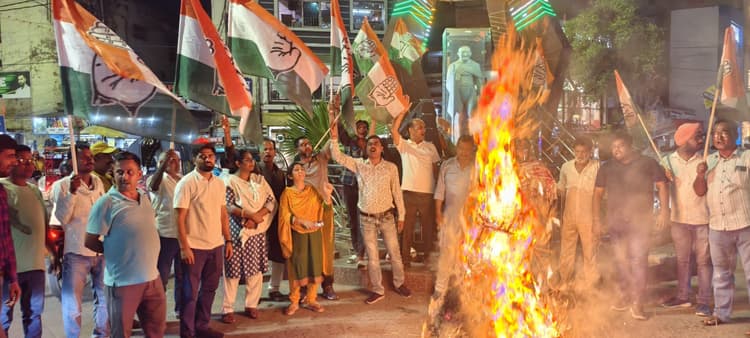 कांग्रेसियों ने शहीद चौक पर पीएम व सीएम का पुतला दहन कर जताया विरोध