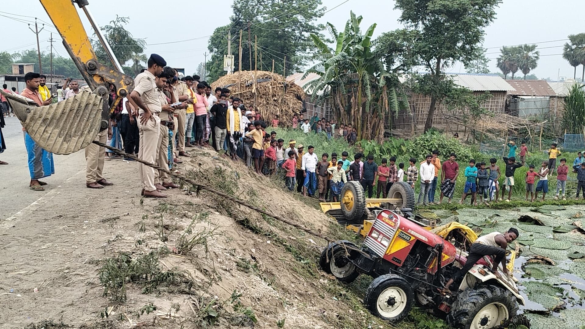 कोढ़ा के बेलाल चौक पर ट्रैक्टर पलटी दबने से चालक व मजदूर की मौत