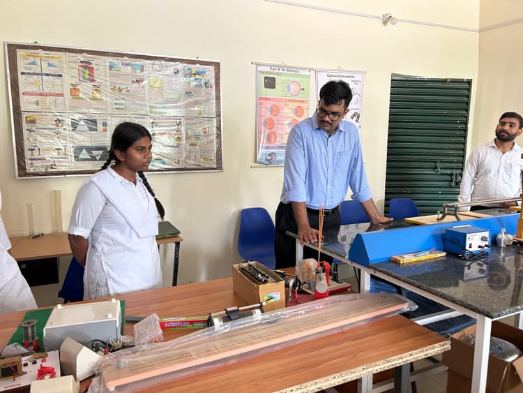 डीसी ने किया बालिका विद्यालय का निरीक्षण