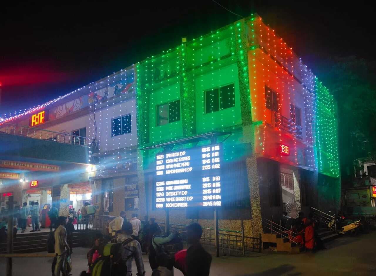 सेना के सम्मान में तिरंगे के रंगों में रोशन हुआ गया जंक्शन