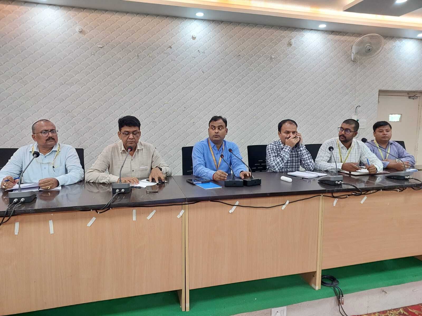 महिलाओं की आकांक्षाओं को जल्द करें पूरा : डीएम