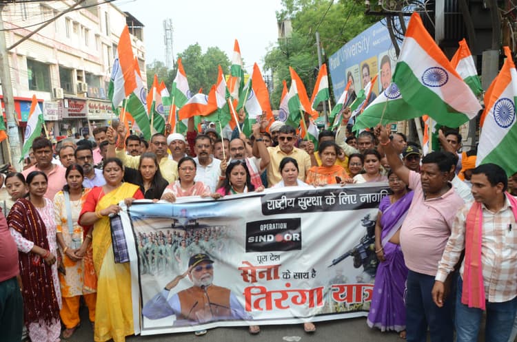 Deoghar News : भारतीय सेना के सम्मान में निकली तिरंगा यात्रा, देशभक्ति नारों से गूंजा देवघर