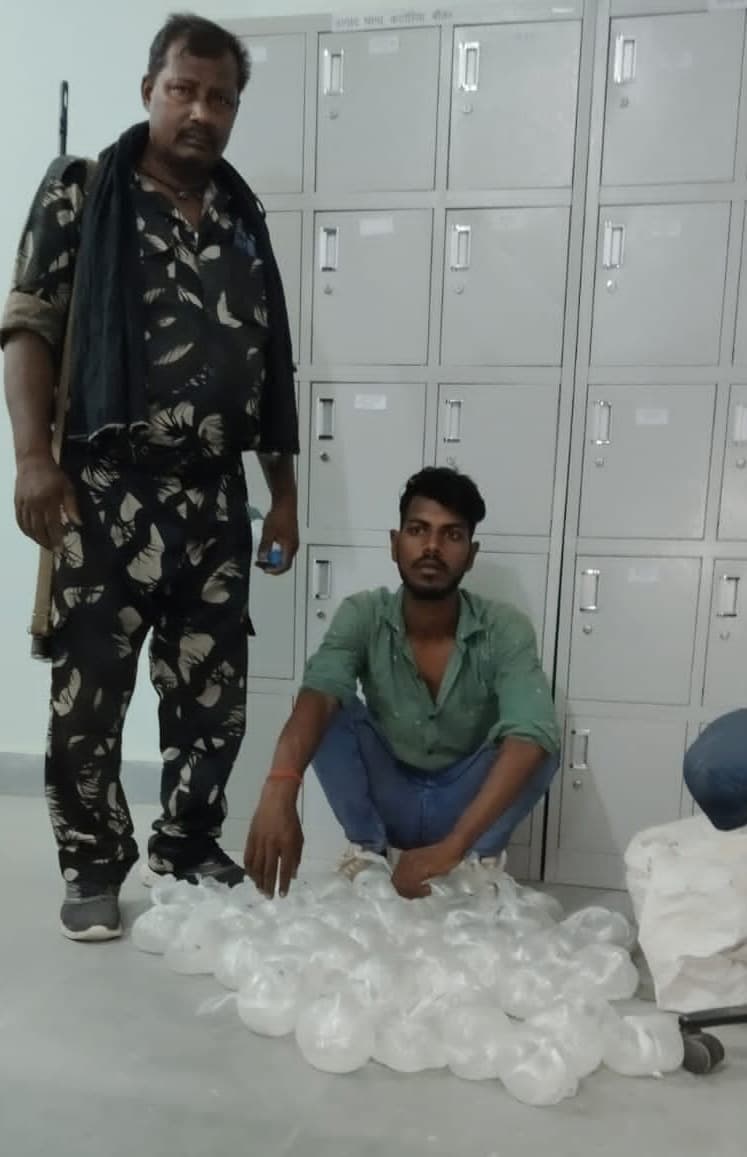 पांच तस्कर व दो शराबी गिरफ्तार