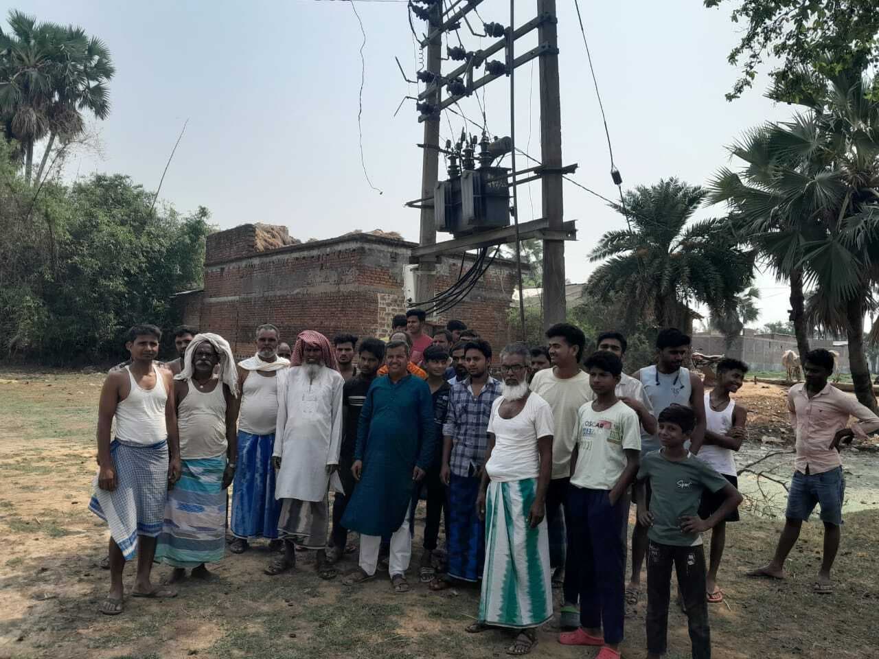 जर्जर विद्युत तार बदलने की मांग को लेकर ग्रामीणों ने किया प्रदर्शन