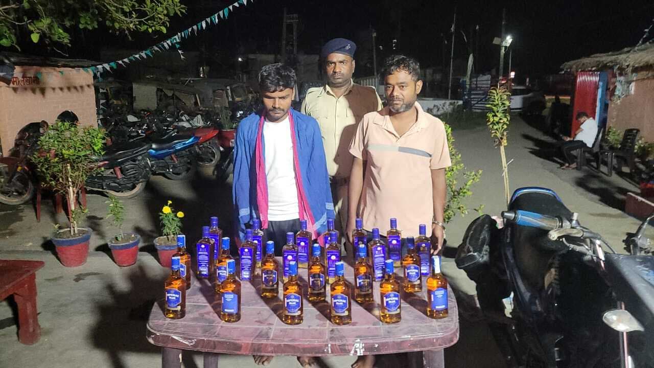 विदेशी शराब के साथ बाइक सवार दो तस्कर गिरफ्तार