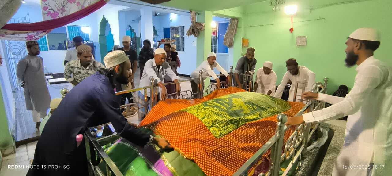 जायरीनों ने मजार पर की चादरपोशी, मांगी मुरादें