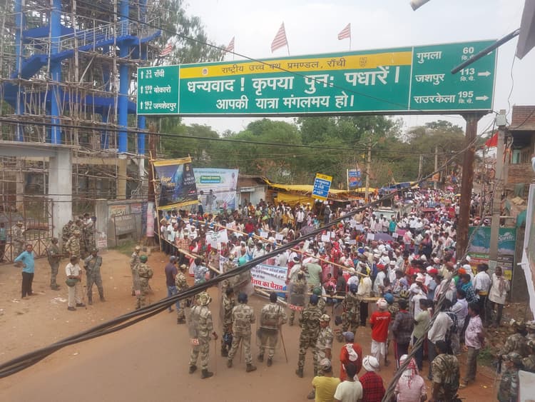 पड़हा राजा व ग्रामीणों ने प्रखंड कार्यालय का किया घेराव