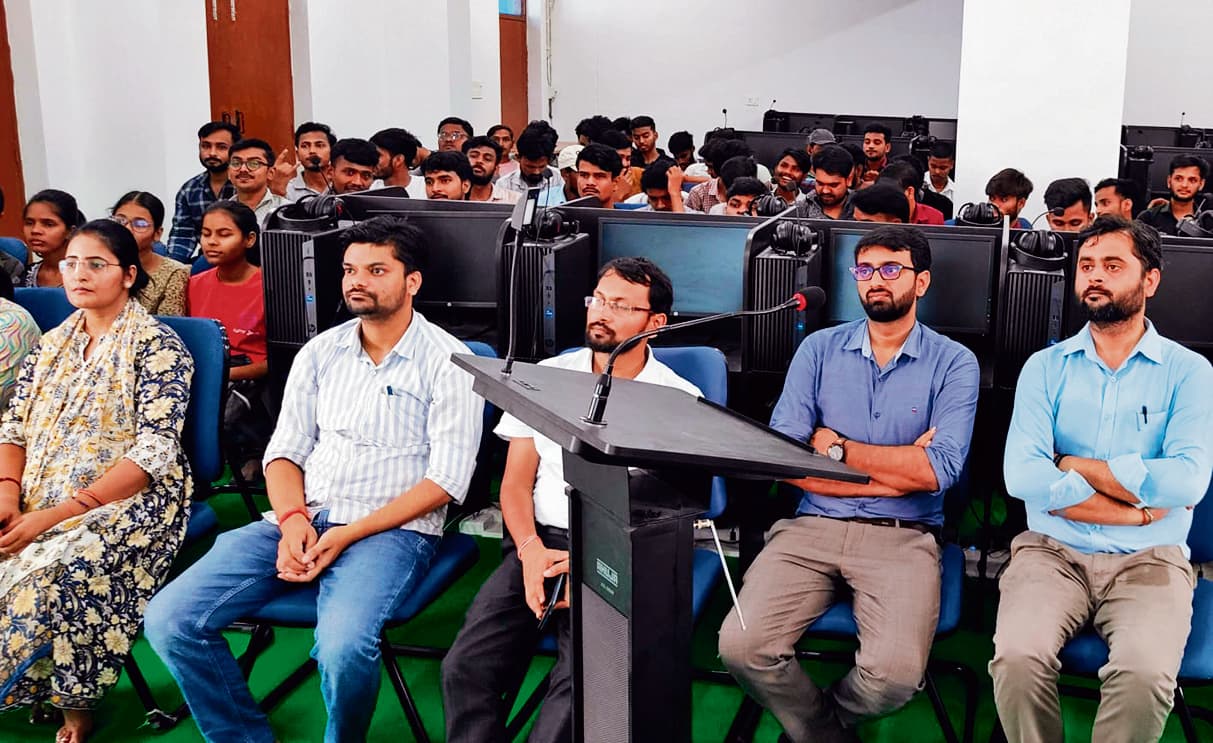 Gopalganj News : इंजीनियरिंग के छात्रों को मिली भारतीय रेलवे में हो रहे तकनीकी नवाचारों की जानकारी