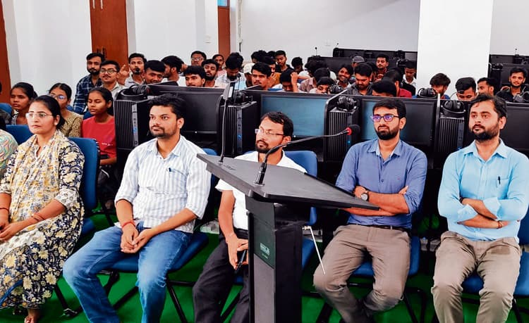 Gopalganj News : इंजीनियरिंग के छात्रों को मिली भारतीय रेलवे में हो रहे तकनीकी नवाचारों की जानकारी