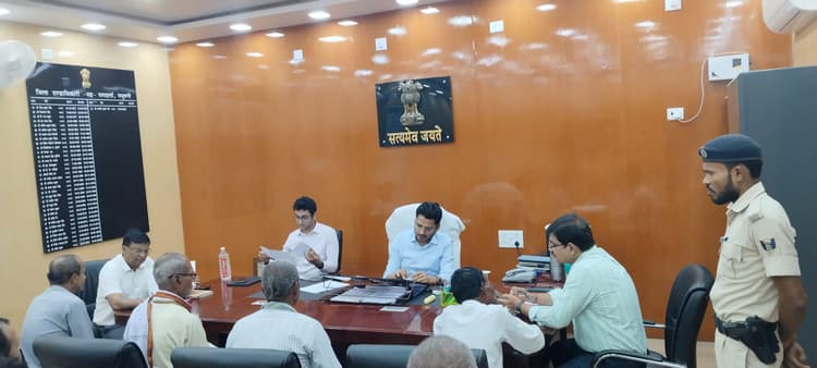 Madhubani News : जन शिकायतों को प्राथमिकता में रखकर करें त्वरित निबटारा