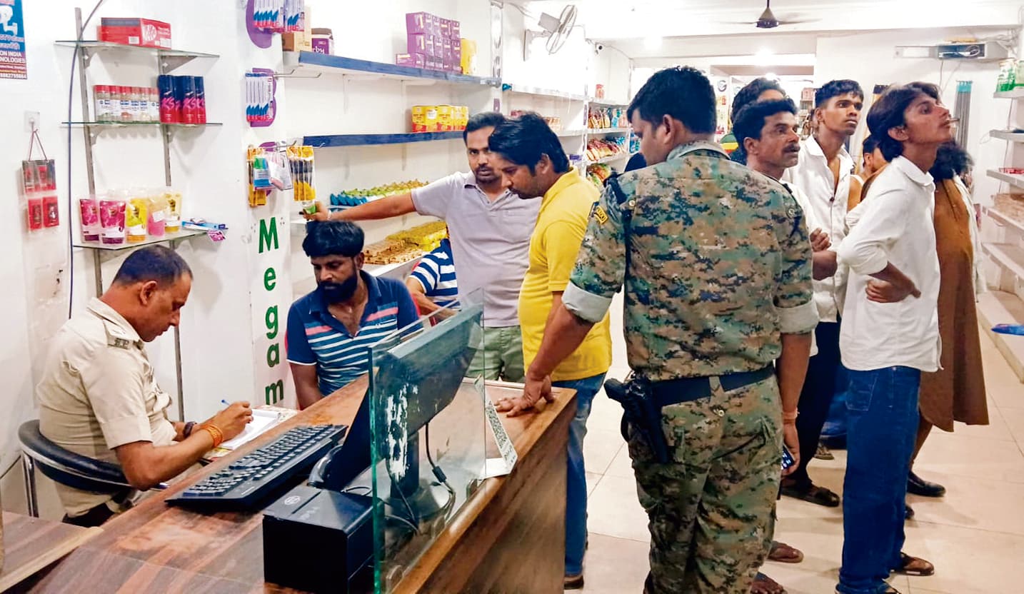 Gopalganj News : शॉपिंग मॉल के बाहर बाइकसवार अपराधियों की फायरिंग से लोगों में दहशत, सीसीटीवी कैमरे में कैद हुईं तस्वीरें