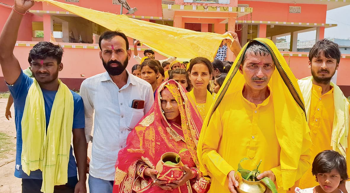 Saran News : अखंड अष्टयाम के पहले श्रद्धालुओं ने निकाली कलशयात्रा