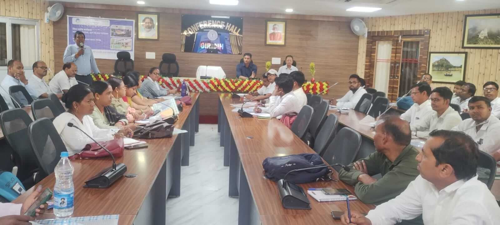 Giridih News :जिलास्तरीय कार्यशाला में विद्यालयों को स्वच्छ रखने पर जोर