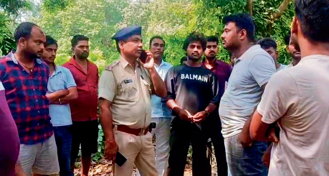 Gopalganj News : पेड़ से लटका मिला तीन दिनों से लापता युवक का शव, परिजनों ने जतायी हत्या की आशंका