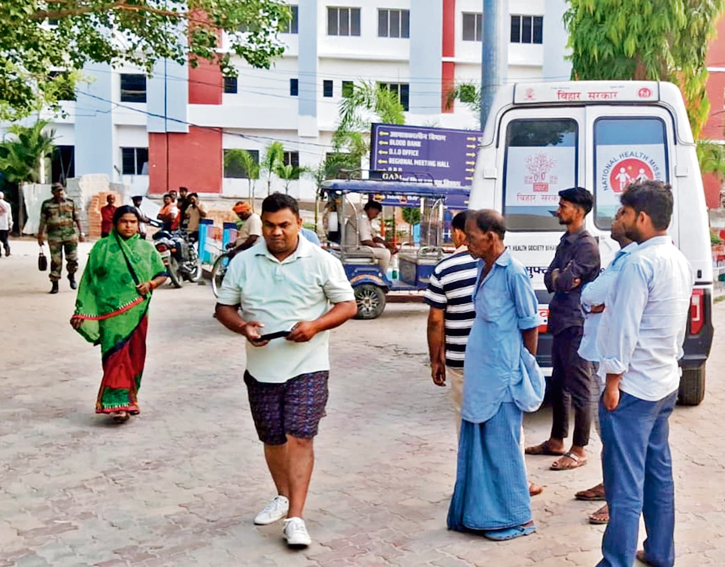 Gopalganj News : शादी समारोह में जा रहा पिकअप पेड़ से टकराया, देवरिया के युवक की मौत