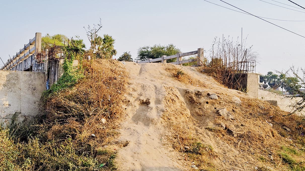 Jehanabad : एप्रोच रोड के अभाव में तीन करोड़ रुपये की लागत से बना पुल बेकार