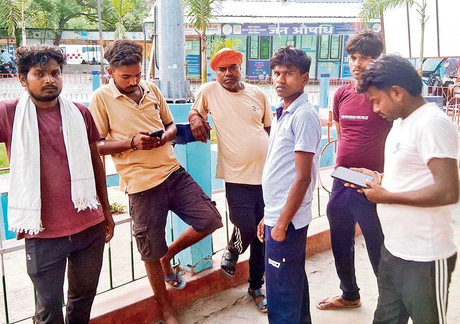 Gopalganj News : शादी समारोह से लौट रहे बाइकसवार राजमिस्त्री की गयी जान, एक युवक गंभीर रूप से घायल