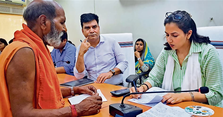 Jehanabad : जनता दरबार में डीएम ने सुनीं लोगों की समस्याएं