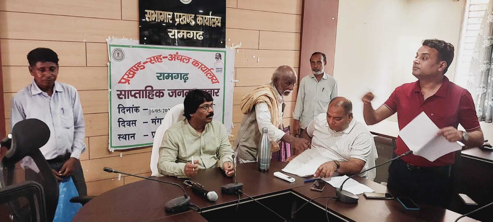 जनता दरबार में 64 आवेदनों में से 48 का निबटारा