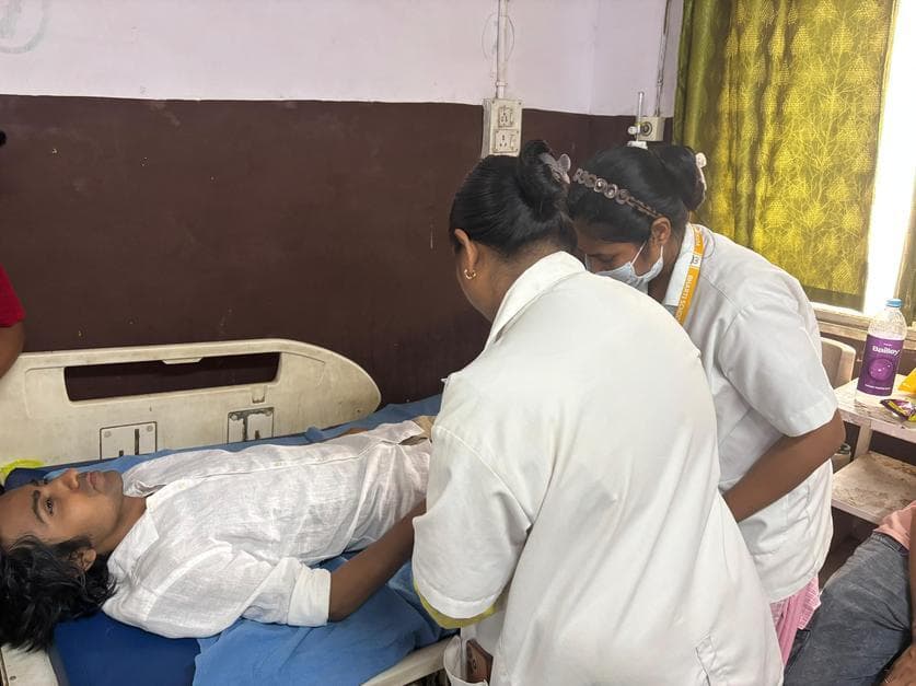 दुकान खोलने के क्रम में सांप ने डंसा, सांप लेकर अस्पताल पहुंचा दुकानदार