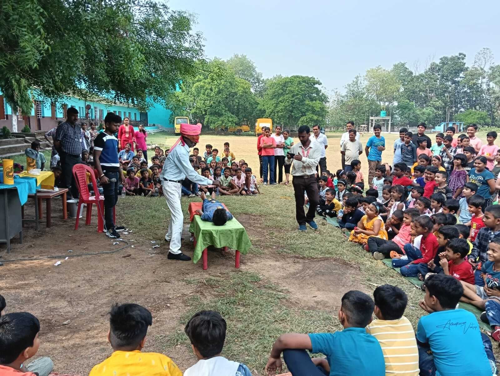 समर कैंप में बच्चों ने सीखे मैजिक के हुनर