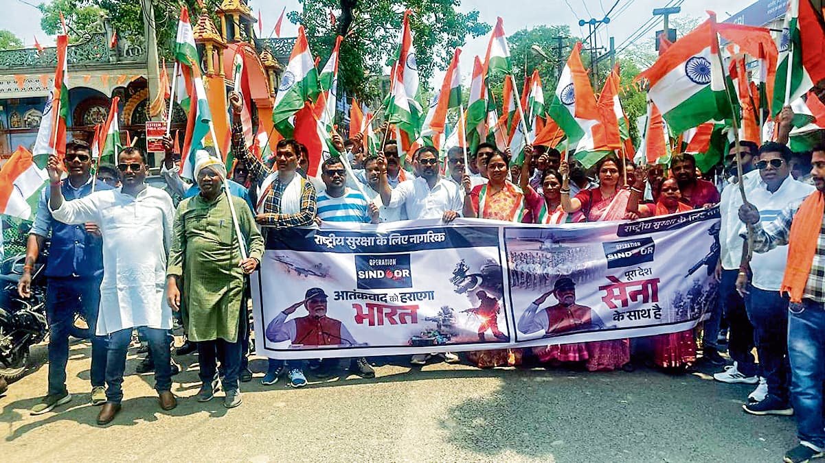 Chaibasa News : तिरंगा लेकर शहीदों को किया नमन