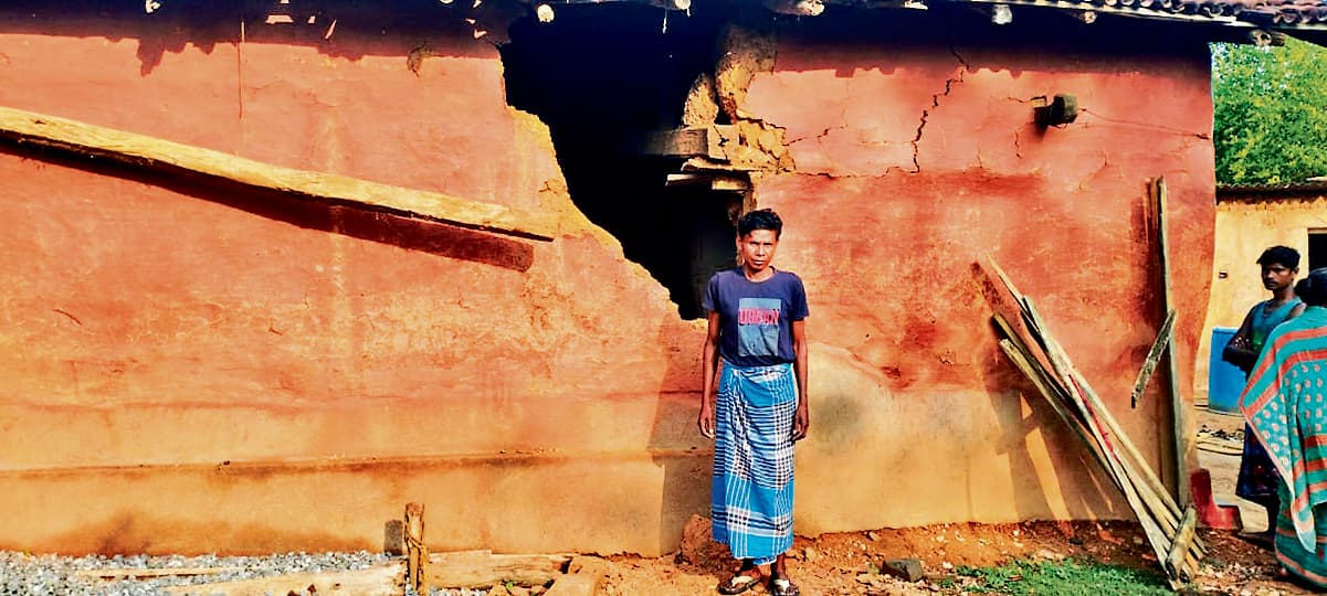 West Singhbhum News : हाथी ने कोलबोंगा और बांधटोली में 5 घरों को तोड़ा, खा गया अनाज