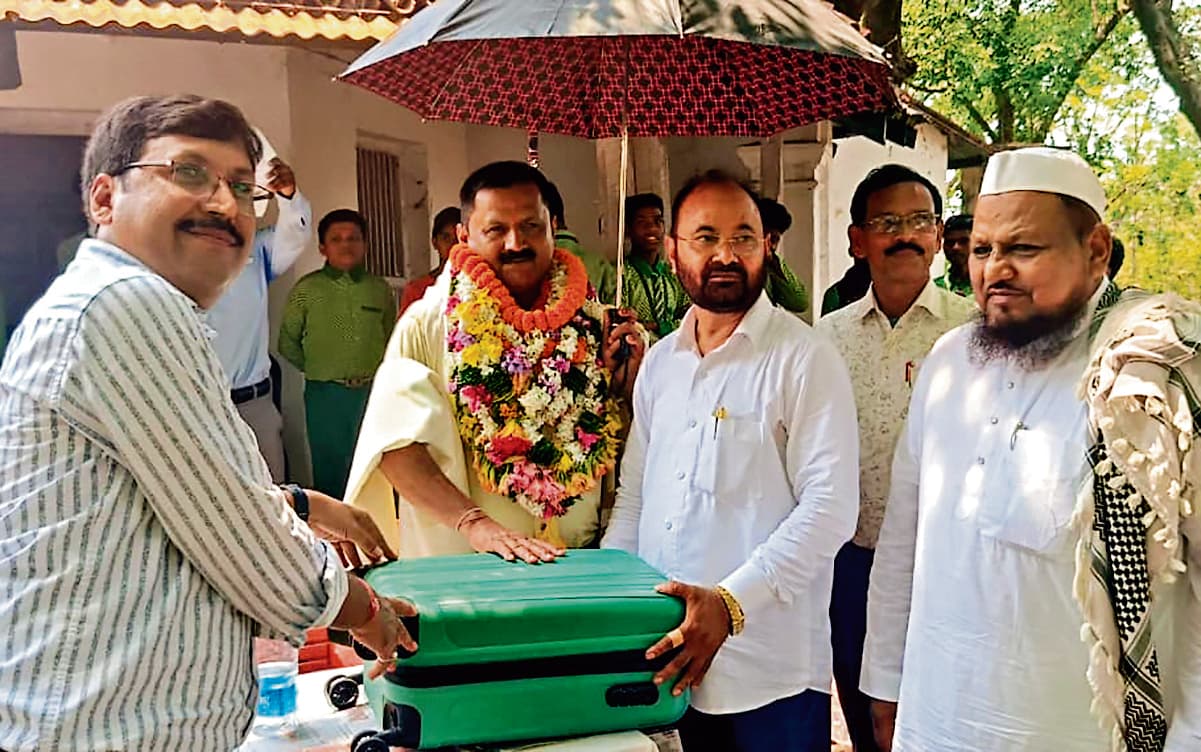 Seraikela Kharsawan News : समाज और राष्ट्र के निर्माण में शिक्षकों की अहम भूमिका : बीडीओ