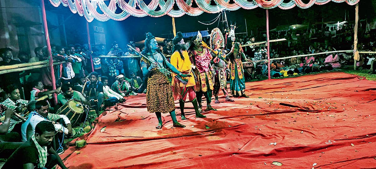 Seraikela Kharsawan News : शहनाई की धुन पर थिरके कलाकार भंगिमाओं में बसा भावों का संसार