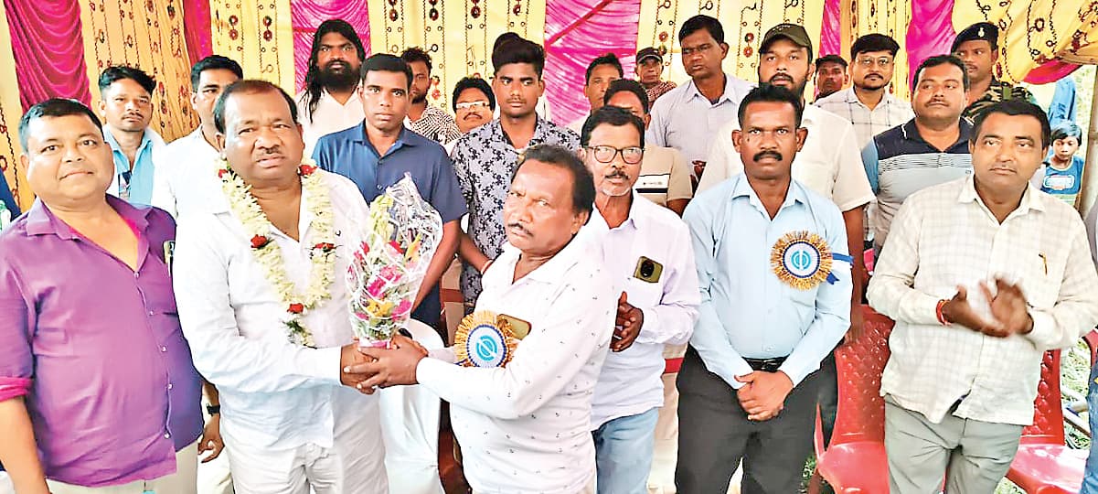 धालभूमगढ़ में भोक्ता उड़ान व रजनी फोड़ा में मंत्री रामदास सोरेन हुए शामिल