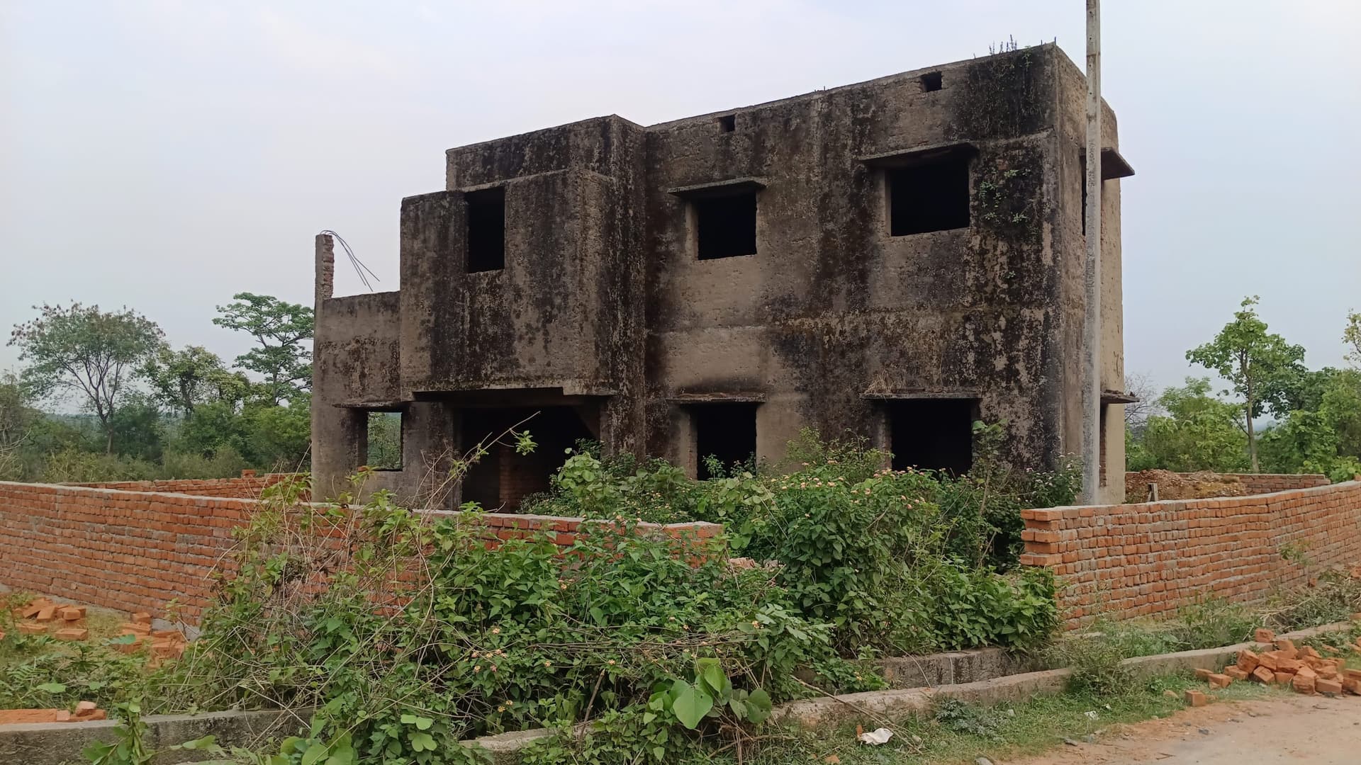 Bokaro News : अधूरे उप स्वास्थ्य केंद्र भवन पर कब्जा का प्रयास