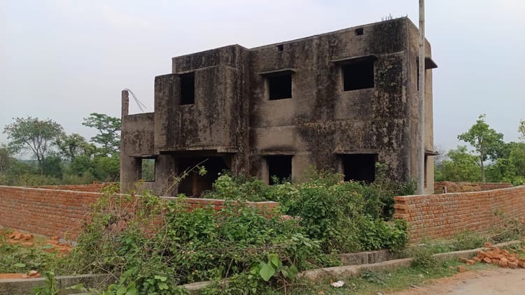 Bokaro News : अधूरे उप स्वास्थ्य केंद्र भवन पर कब्जा का प्रयास