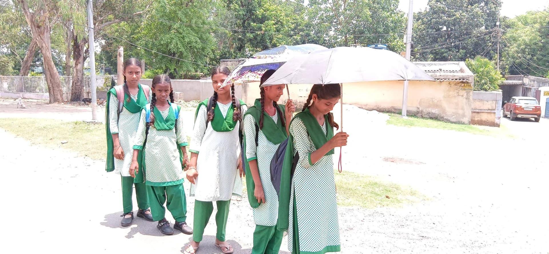Bokaro News : चिलचिलाती धूप से स्कूली बच्चों का हाल-बेहाल