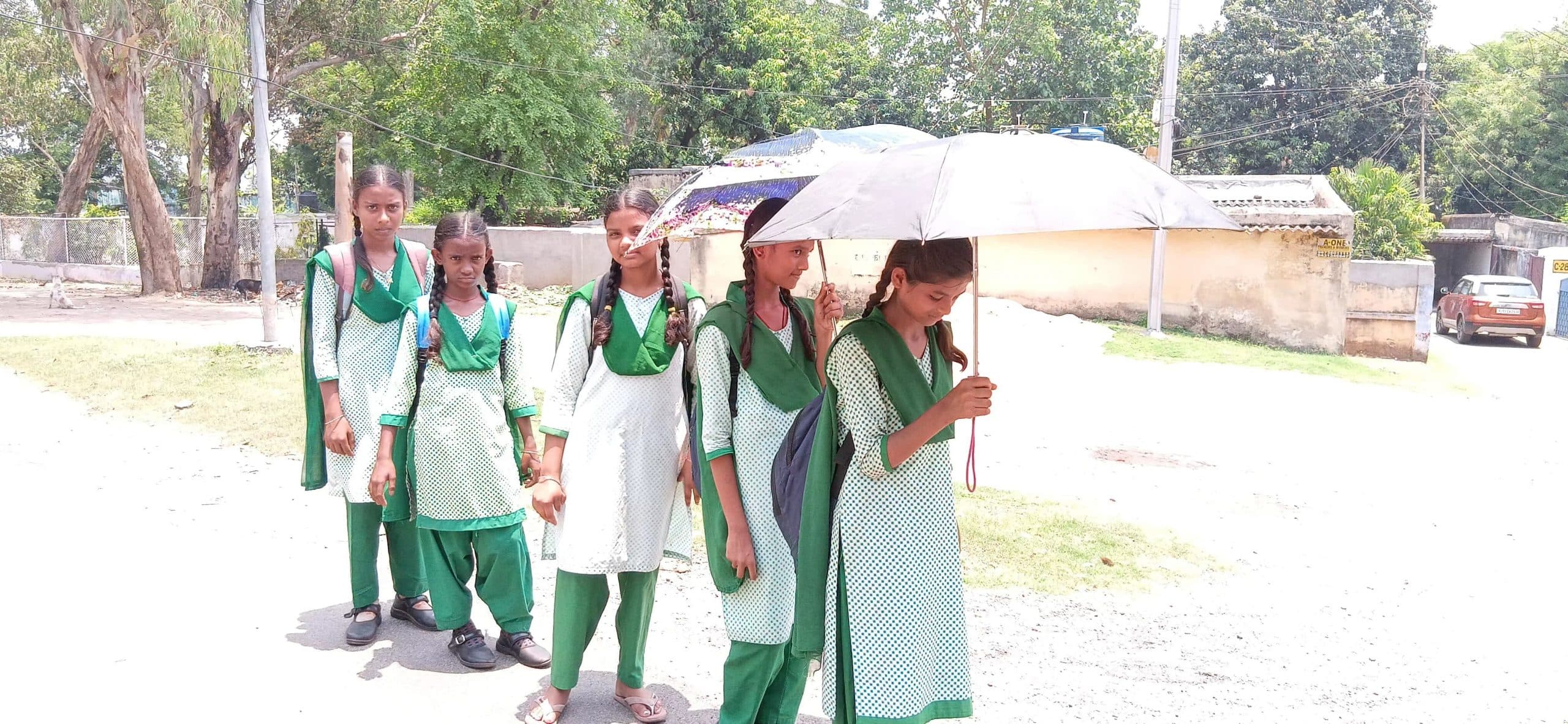 Bokaro News : चिलचिलाती धूप से स्कूली बच्चों का हाल-बेहाल