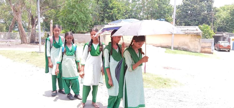 Bokaro News : चिलचिलाती धूप से स्कूली बच्चों का हाल-बेहाल