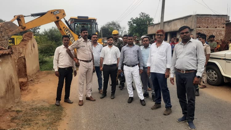 Bokaro News : कसमार खुदीबेड़ा मौजा में अतिक्रमण पर चला बुलडोजर