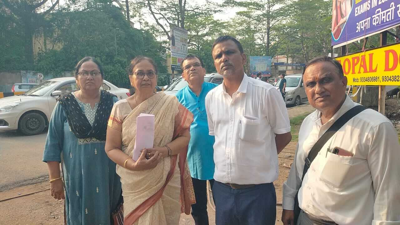 Jamshedpur News : गोद लेकर जिस बेटे को इंजीनियर बनाया, अब वहीं मां और भाईयों को कर रहा प्रताड़ित, मां ने लगा रही न्याय की गुहार