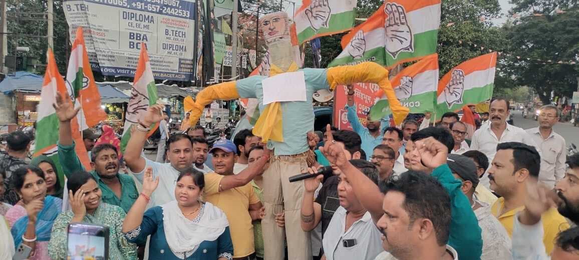 Jamshedpur News : डिमना चौक पर कांग्रेस ने फूंका एमपी के उपमुख्यमंत्री का पुतला