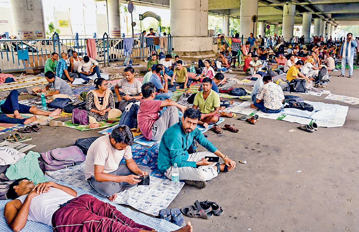 नौकरी गंवाने वाले शिक्षकों का प्रदर्शन जारी, मुख्यमंत्री से हस्तक्षेप की मांग