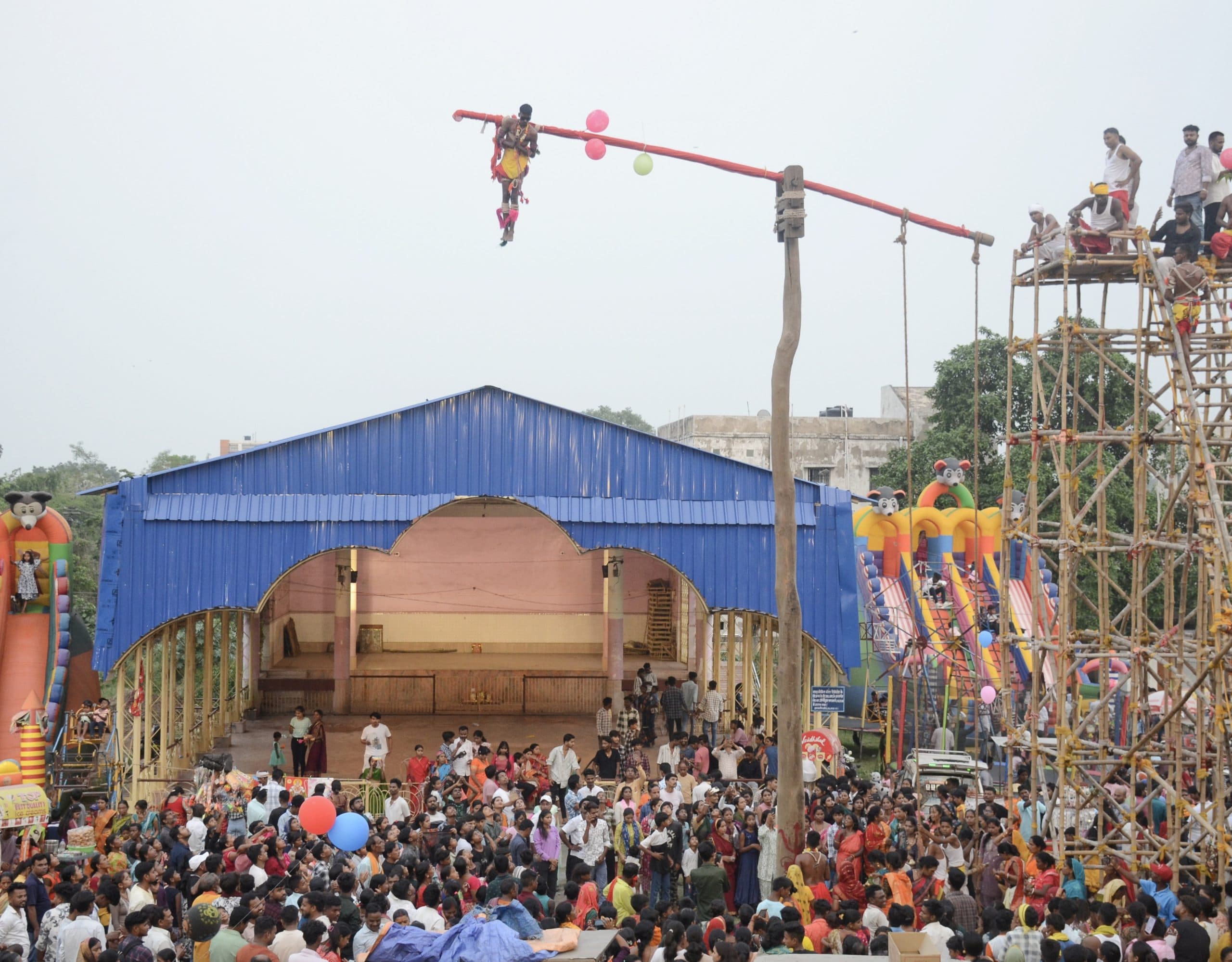 Dhanbad News: शिव की आराधना में 35 फीट ऊंचे चरखी पर भोक्ताओं ने की परिक्रमा