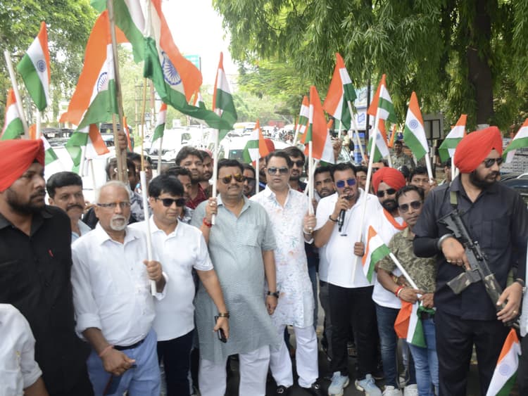 Dhanbad News : पूरे विश्व में गूंजा भारतीय सेना के शौर्य का तहलका