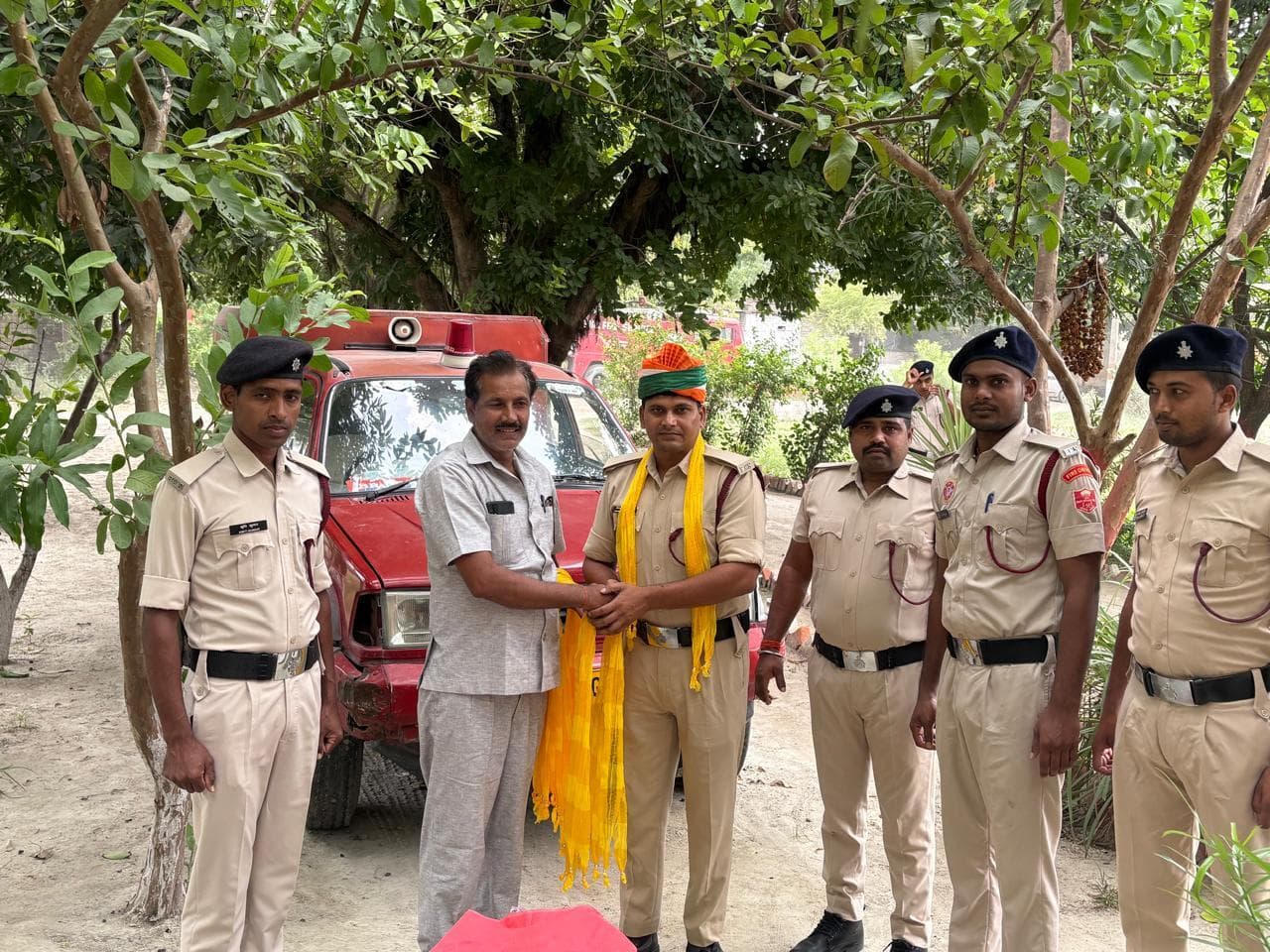 फायर ब्रिगेड टीम के सदस्यों को गौरव सम्मान देकर किया गया सम्मानित