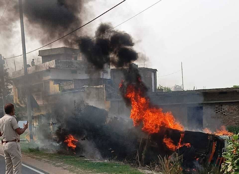 दिघवा दुबौली में आग लगने से एसएच 90 के किनारे धू-धू कर जला जब्त ट्रक, फायर ब्रिगेड की तत्परता से टला बड़ा हादसा