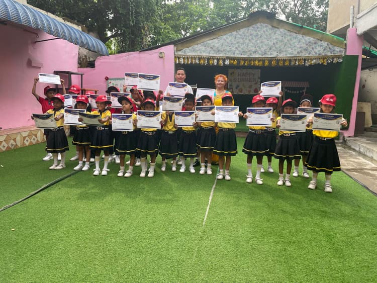 टीनी टॉट्स स्कूल में समर कैंप का समापन